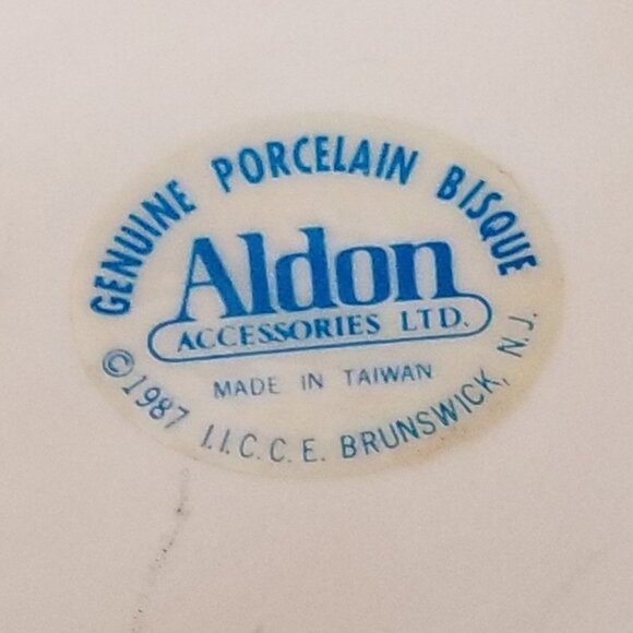 GENUINE PORCELAIN BISQUE HORSE FIGURINE - Picture 4 of 7